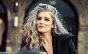 Рано поседевшие женщины, которые отказались от краски и не стыдятся седых волос