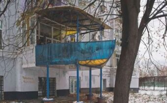 10 самых смешных и нелепых балконов со всего мира