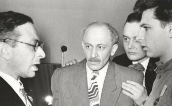Андрей Миронов c Владимиром Винокуром, Георгий Вицин дает автограф и другие: 11 фото знаменитостей в прошлом