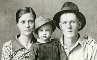 Молодые Борислав Брондуков и Леонид Куравлев, Вера Глаголева с родными и другие: 12 архивных фото известных людей