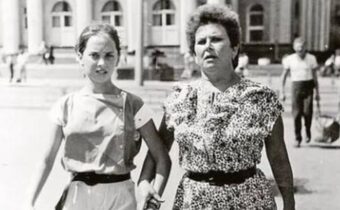 Людмила Гурченко с мужем, Алла Пугачева и Миколас Орбакас, Андрей Мягков со своими картинами и другие: 12 редких фото