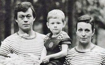 Юрий Гагарин с семьей, Вячеслав Тихонов на съёмках, Владимир Высоцкий в роли Гамлета и другие: неизвестные фотографии известных людей (12 снимков)