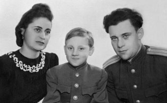 Юрий Гагарин и Джина Лоллобриджида, маленький Высоцкий с родителями и другие: 12 исторических фотографий разных лет