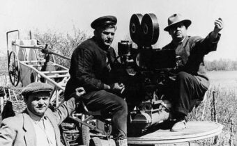 «Белорусский вокзал», «В бой идут одни «старики»» и другие: 12 снимков со съёмочных площадок фильмов о войне