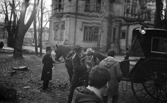 Василий Ливанов в процессе создания «Приключения Шерлока Холмса» и другие 12 снимков со съёмочных площадок знаковых фильмов прошлого