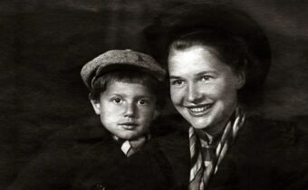 Юрий Гагарин с семьёй, Евгений Леонов с сыном и другие 12 фотографий советских знаменитостей, которые хочется пересматривать снова